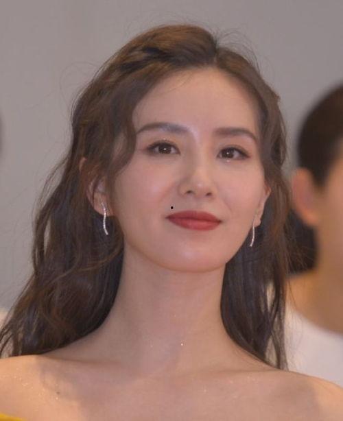 女明星缓解容貌焦虑,展现自信魅力