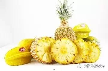 菠萝树下吃瓜的,夏日休闲时光