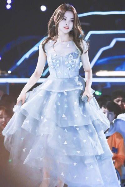 蓝色衣服的明星,探寻身着蓝衣的璀璨明星风采